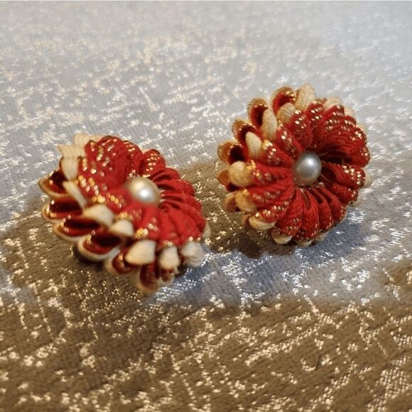 Vintage 1950's Clip On Earings Made of Fabric Clip On - Picture 4 of 4